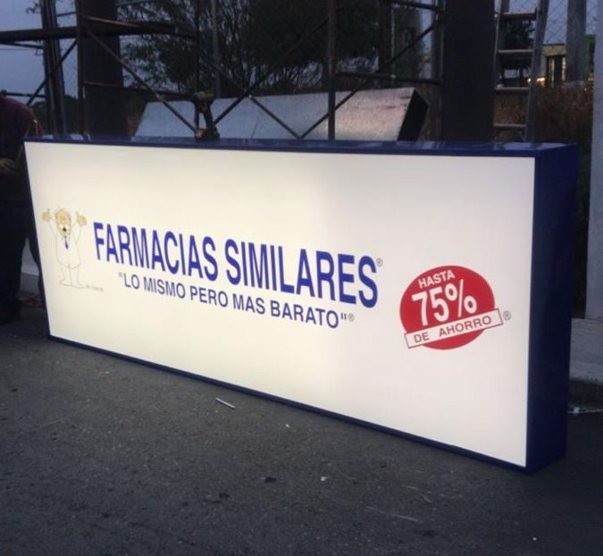 Caja de luz corporativa instalada en sucursal Farmacias Similares