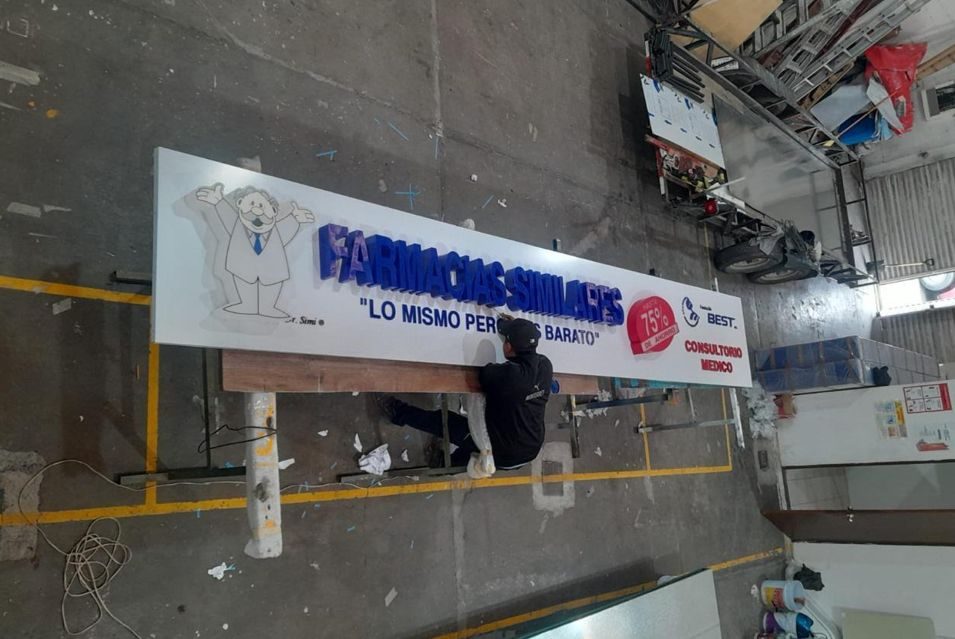Cuadrilla de VYN Servicios instalando fachada luminosa